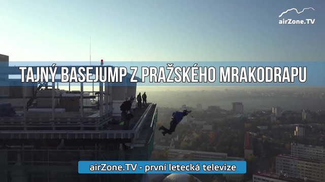 VIDEO: Basejumpeři tajně seskočili z pražského mrakodrapu