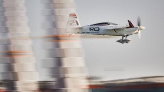 VIDEO: Red Bull Air Race – Abú Zabí: Šonka se poprvé utká s Kopfsteinem – v kvalifikaci nejrychlejší Dolderer