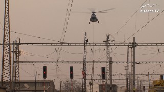 Vrtulník Mi-8T v akci: Demontáž sloupů trakčního vedení