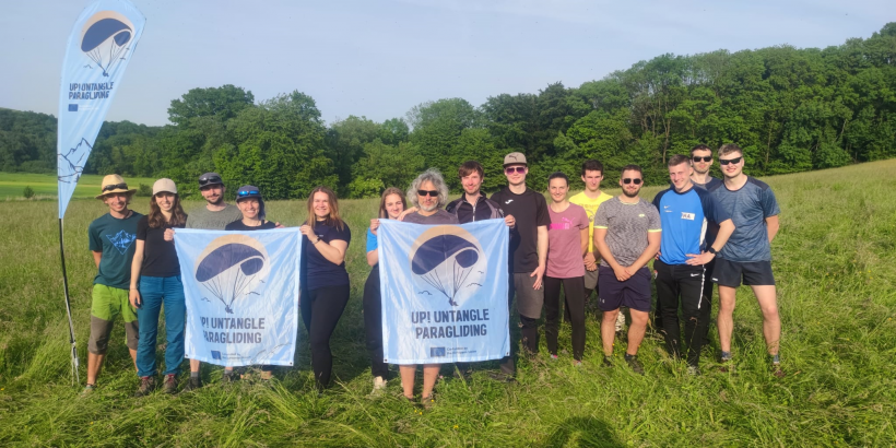 Čeští, slovenští, maďarští a rumunští instruktoři společně školili mladé paraglidisty